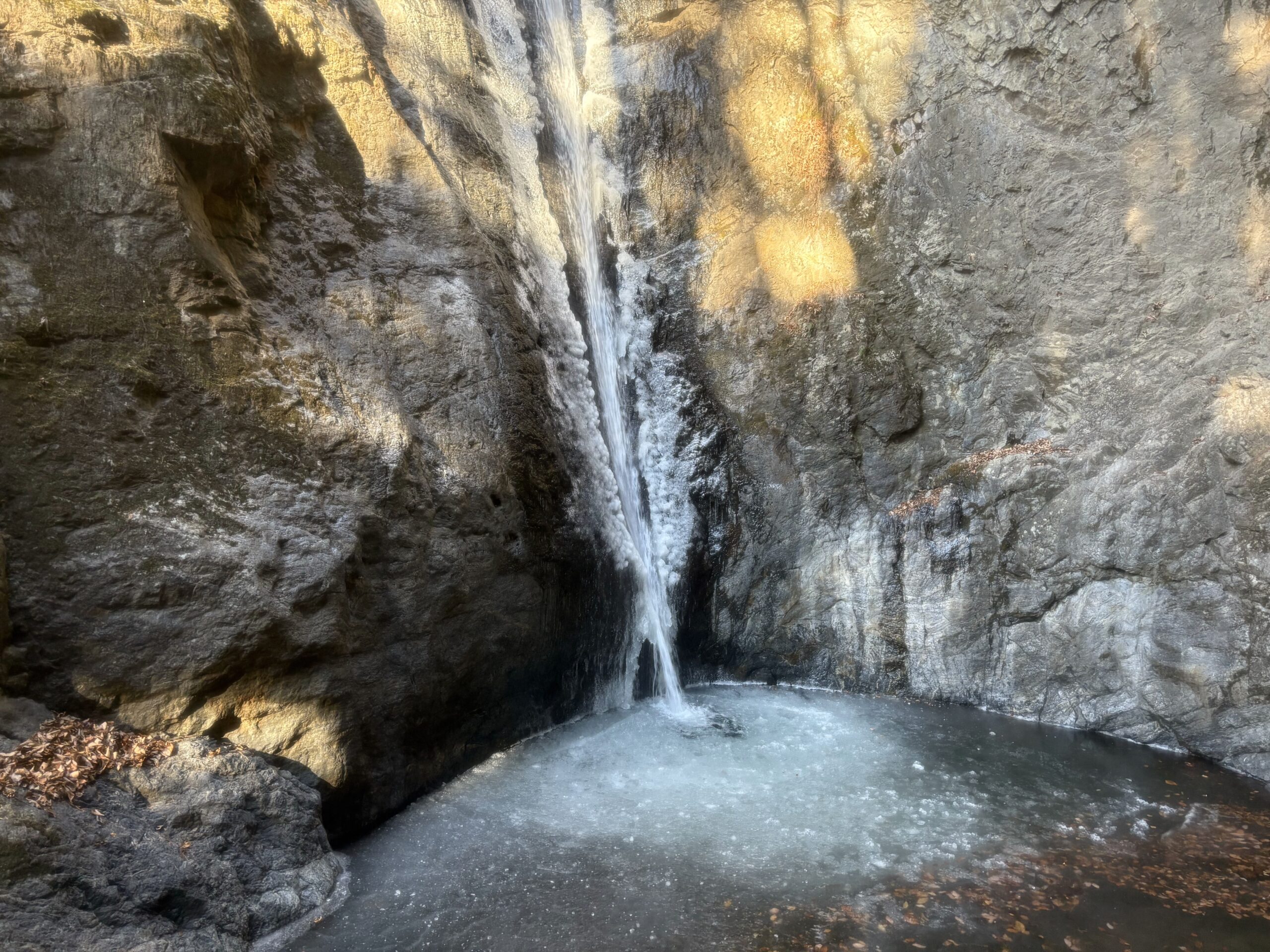 南牧探訪】線の周りが氷結した厳冬期の線ヶ滝 | 山村暮らし、旅ぐらし